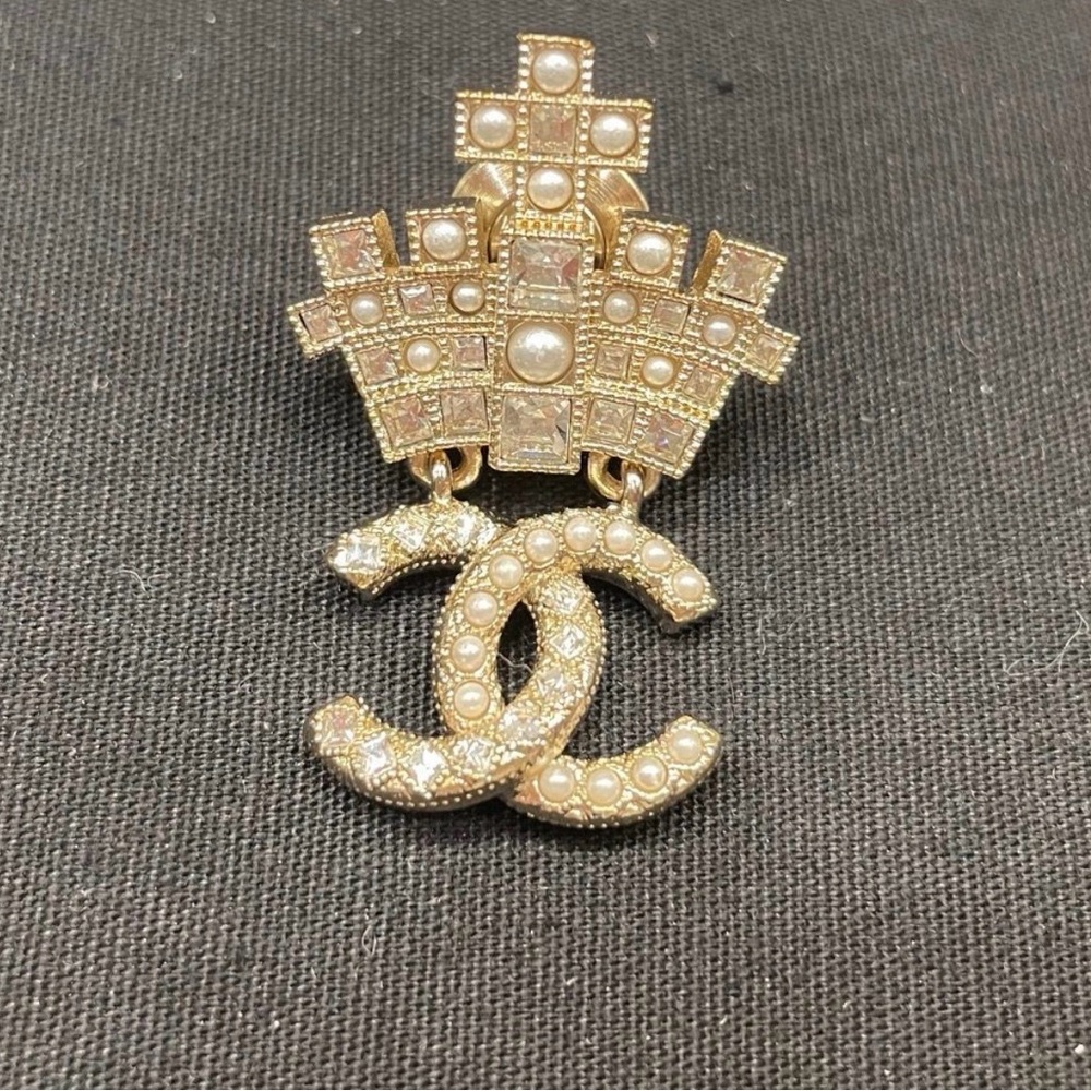 CHANEL Faux Pearl and Strass CC Brooch